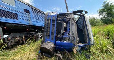 На Закарпатті пасажирський потяг протаранив фуру: багато постраждалих