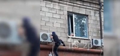 Пішла шукати маму у відкрите вікно: у Запоріжжі нацгвардієць врятував дворічну дівчинку від смерті