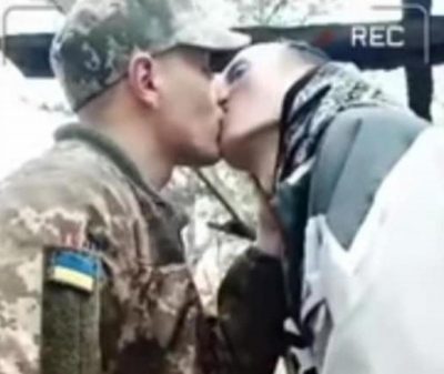 "Походіть в берцях - поговоримо": офіцер заступився перед радикалами за бійця-гея, поцілував хлопця