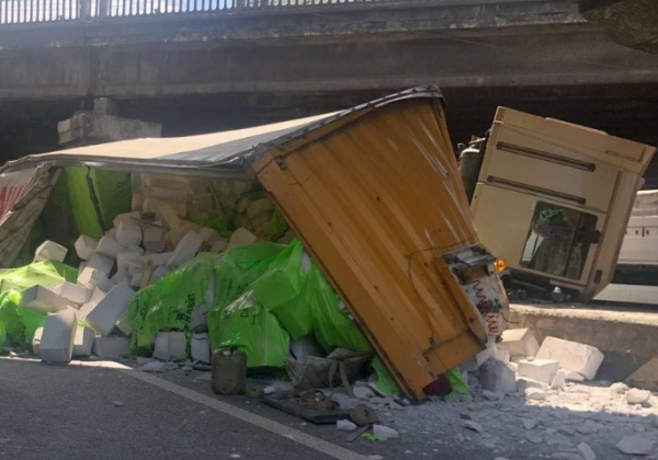 "Фура пішла в рознос та атакувала легковик": у Києві на проспекті Перемоги сталася серйозна ДТП