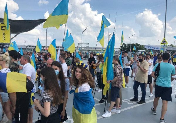 Збірній Україні влаштували овації в Борисполі після повернення з Євро-2020