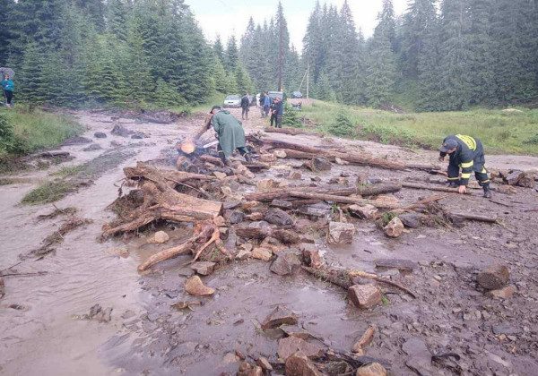 Майже як у Німеччині: на Закарпатті через повінь вода все змітає на своєму шляху