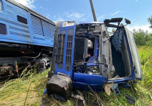 На Закарпатті пасажирський потяг протаранив фуру: багато постраждалих