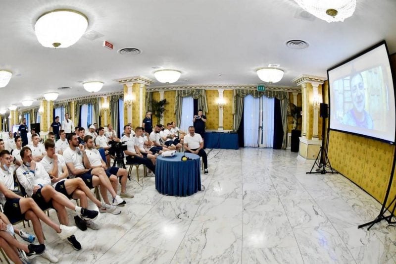 "Родителям будет чему поучиться": Зеленский поддержал сборную Украины перед матчем с "отцами футбола"