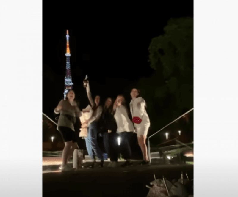 З феєрверком та музикою: у Львові блогерка відсвяткувала своє 18-річчя на Меморіалі Небесної Сотні