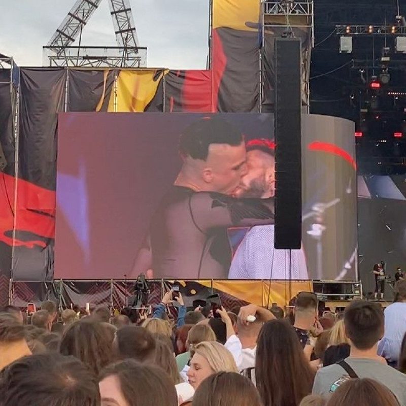 Страстный поцелуй с мужчиной: украинский певец MELOVIN удивил всех на сцене Atlas Weekend