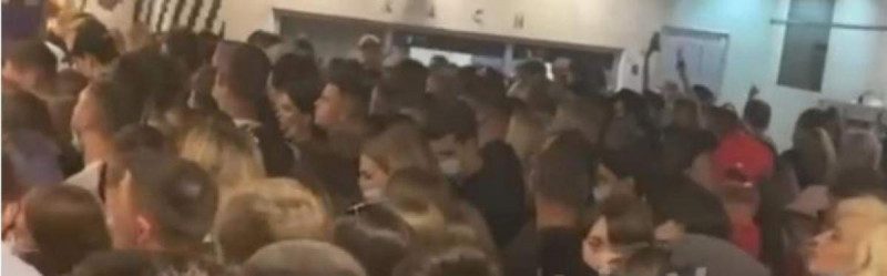 В Киеве посетители фестиваля без масок устроили жуткую давку в метро