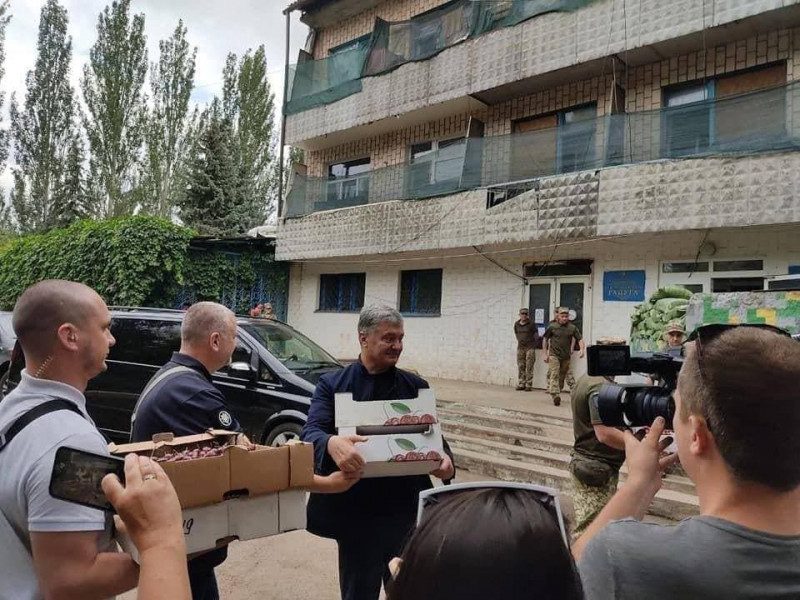 На очереди - яблоки, потом арбузы: Порошенко привез на передовую черешни