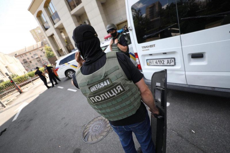 Рука - в клочья: опубликовано фото ранения подстреленного "голосеевским стрелком" копа