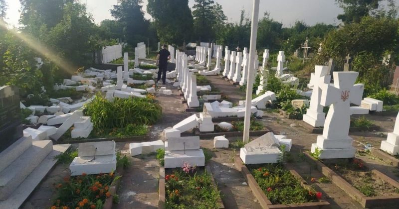 На Львовщине кладбищенский вандал надругался над могилами сечевых стрельцов