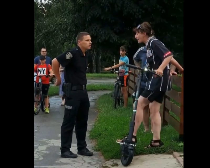 Борьба, удары с ног и наручники: в Умани пьяная женщина украла самокат и устроила драку с полицией