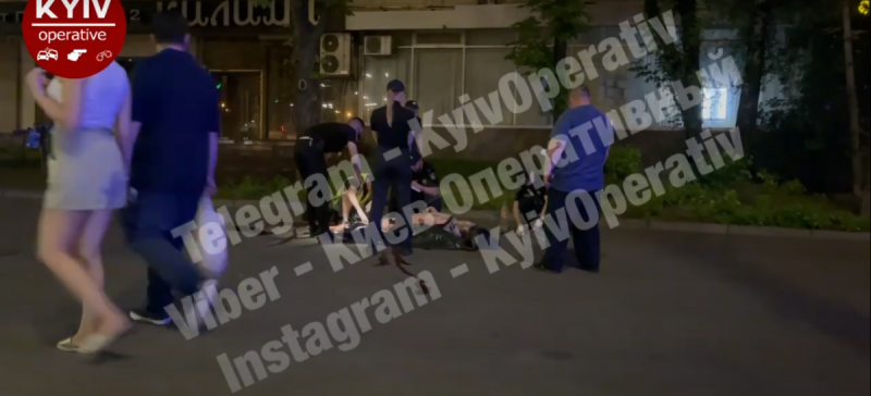 Розійшлися шви після операції: на вулиці в центрі Києва чоловік помер від втрати крові