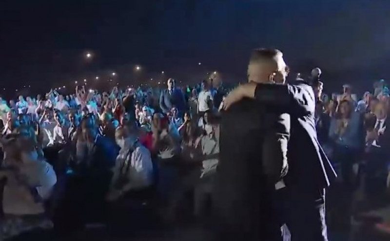 Рэпер Серега крепко пожал руку Лукашенко и страстно обнял его