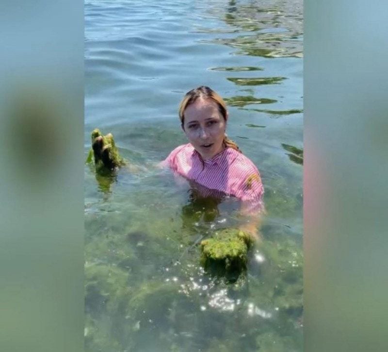 "Незабываемые впечатления": блогерка нырнула в водоросли и потроллила отдых в Одессе