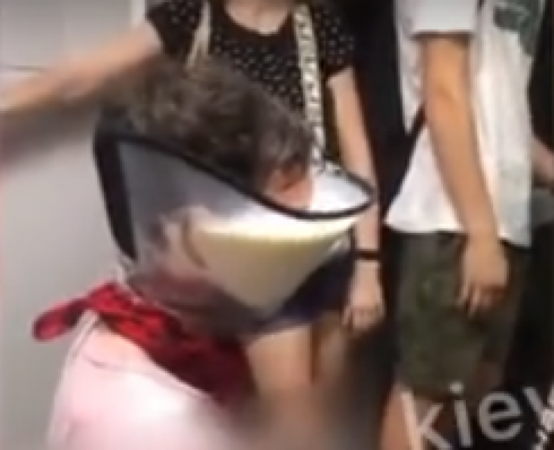 Заливали молоком і засипали пластівцями: у київському метро блогери відзначилися черговою витівкою