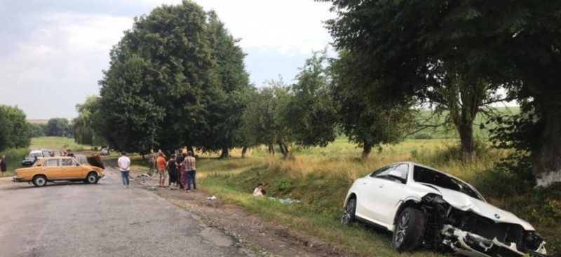 В Винницкой области авто от удара отбросило на обочину, где стояли женщины: две из них погибли