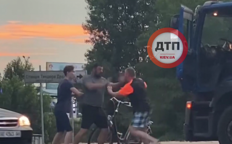 Битва на Троещине: в Киеве смешно подрались велосипедист и водитель грузовика