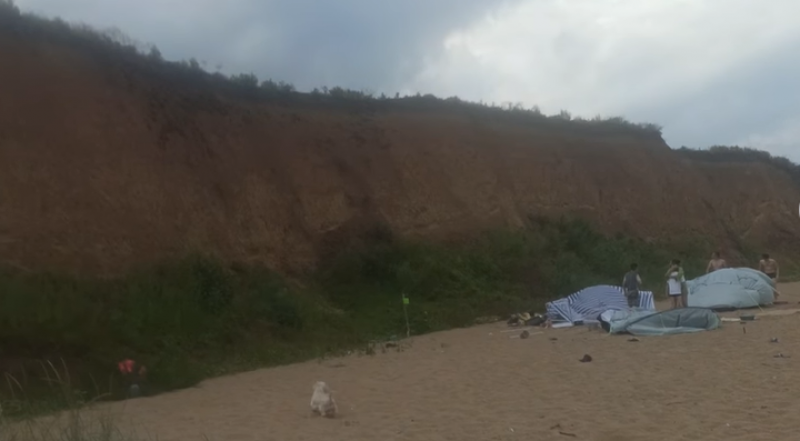 "Все у людей поломало": на курорте в Одессе пилот вертолета снес палаточный городок отдыхающих