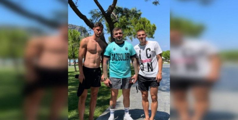 Игроки сборной Украины Миколенко и Яремчук сфотографировались с Бастой и вызвали скандал