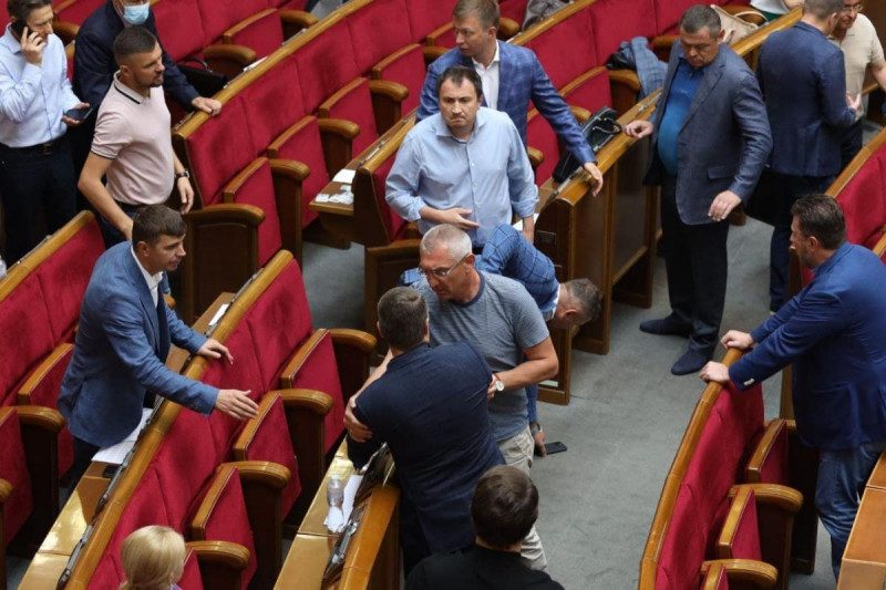 Драка в Раде: нардепы пустили в ход кулаки прямо в зале заседаний