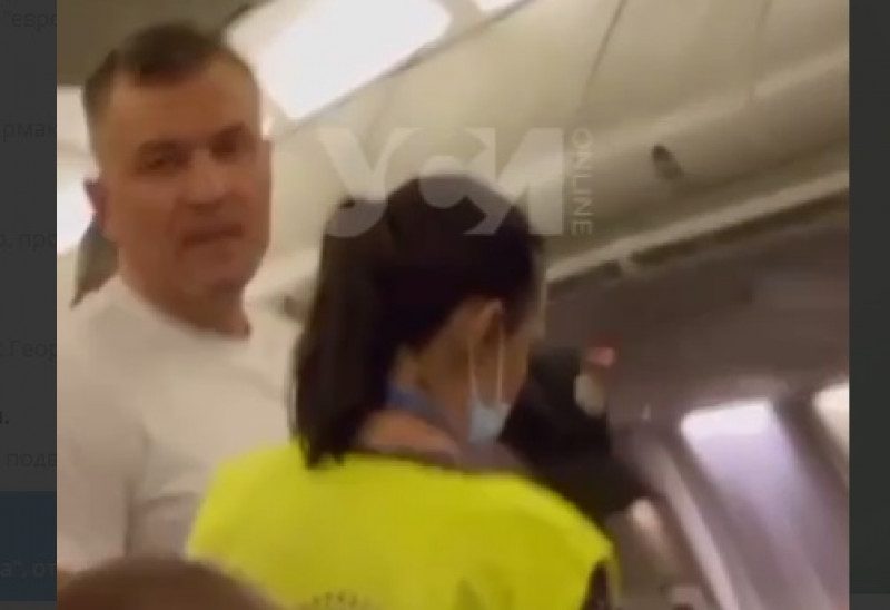 "Заламайте чмо, придурок" : в Одесі зняли з авіарейсу авторитета-антимасочника