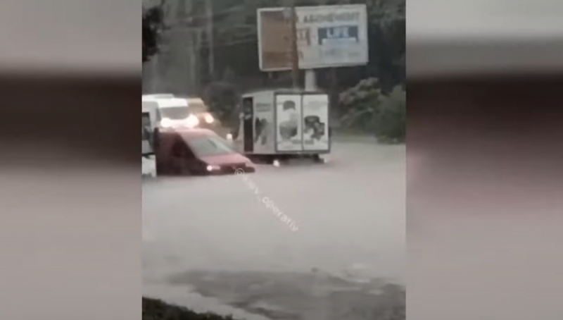 Киев накрыла мощная гроза: на город обрушился ураган, а улицы залило водой