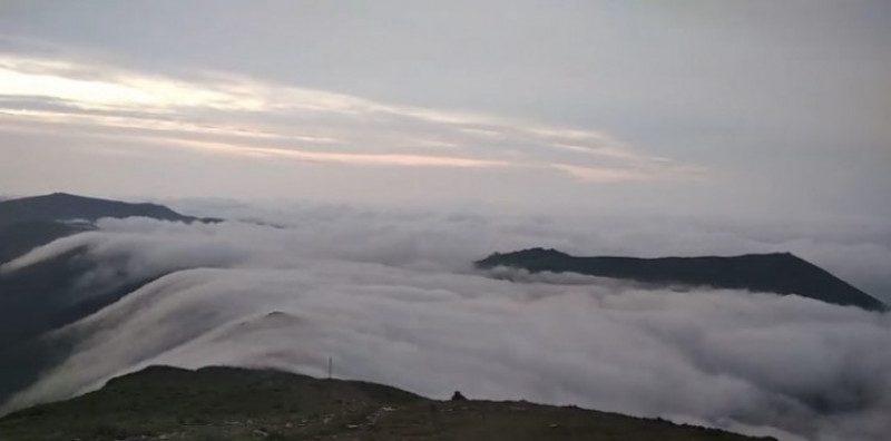 В Сети показали, как Черногору "омывают" волны облаков: волшебное видео карпатского "моря"