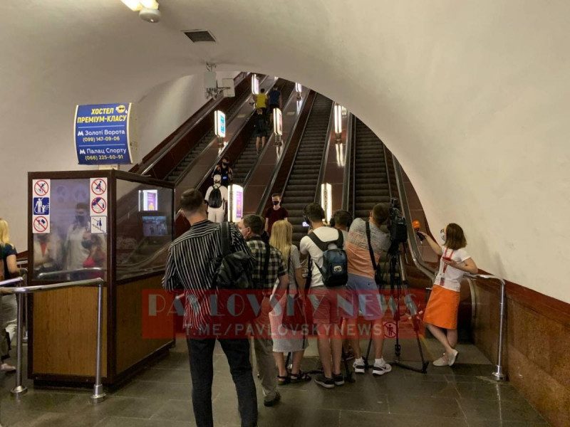 Диктор киевского метро закашлялась во время объявления и призвала пассажиров следить за здоровьем