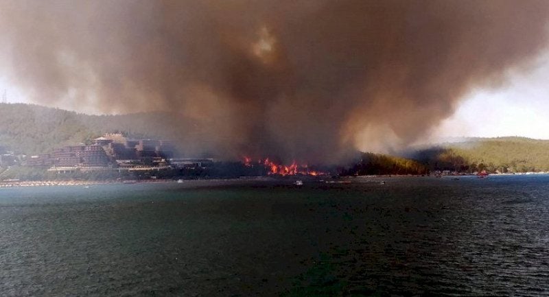 Горять елітні готелі в місті Бодрум: людей евакуюють морем