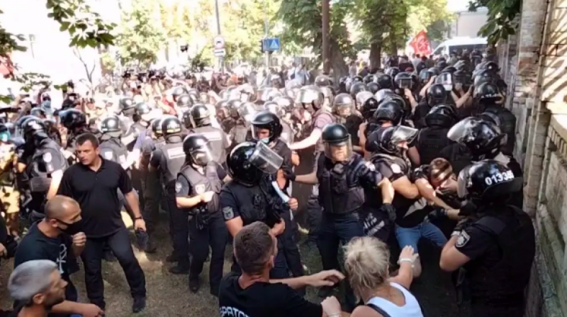 Сутички, газ і крики "Ганьба": активісти прорвалися в будівлю Офісу президента через ЛГБТ-акцію