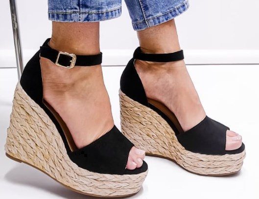 Босоножки на танкетке уже не в тренде Босоножки на танкетке уже не в тренде