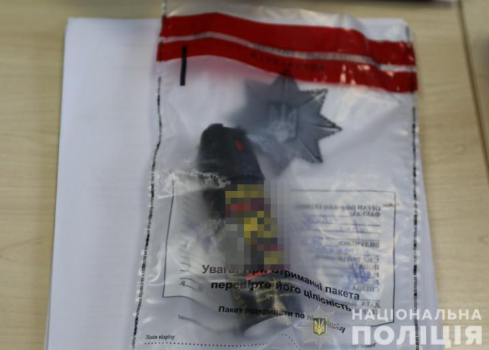 Кидали каміння і застосовували сльозогінний газ: у Києві група підлітків познущалася над перехожим