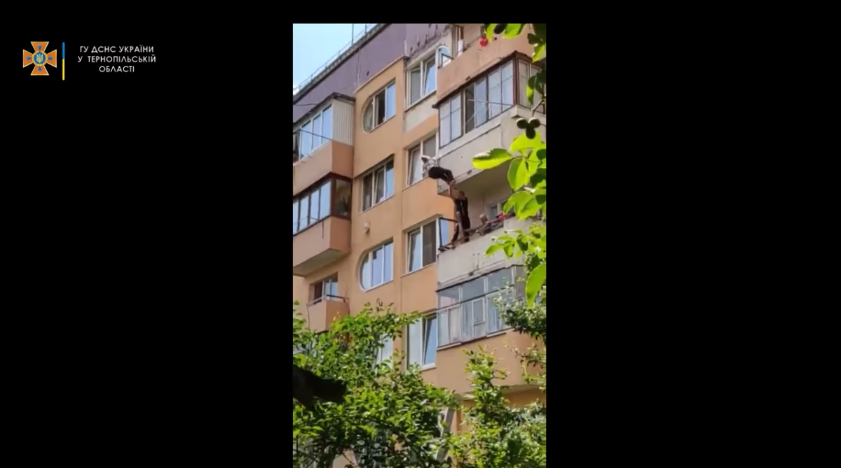 Чудесное спасение: на Тернопольщине бабушка выпала с 5-го этажа и повисла на веревках для белья