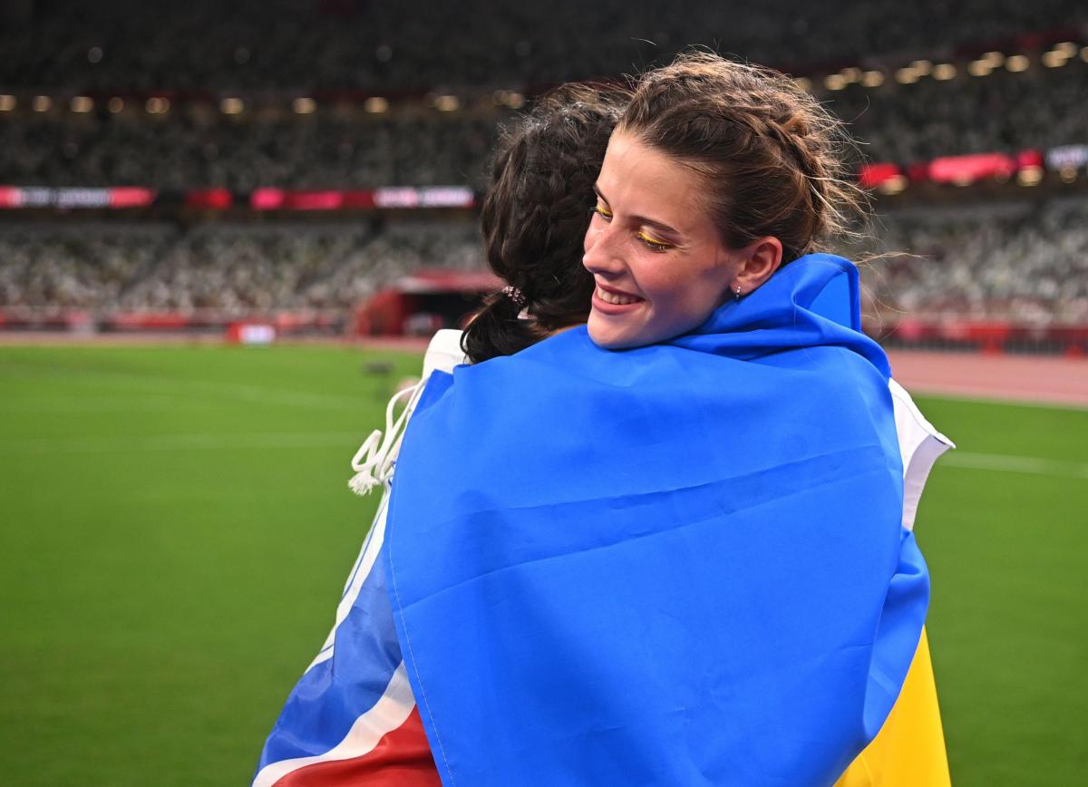 Українська легкоатлетка Магучіх ніжно обійнялася з чемпіонкою Олімпіади з РФ