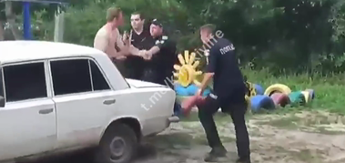 Гуляв вулицями голий: харківські копи намагалися затримати порушника, дійшло до бійки