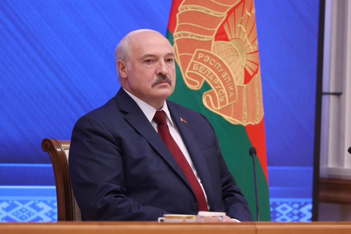 Лукашенко заявил, что Беларусь пытаются "затолкать" на войну в Украине