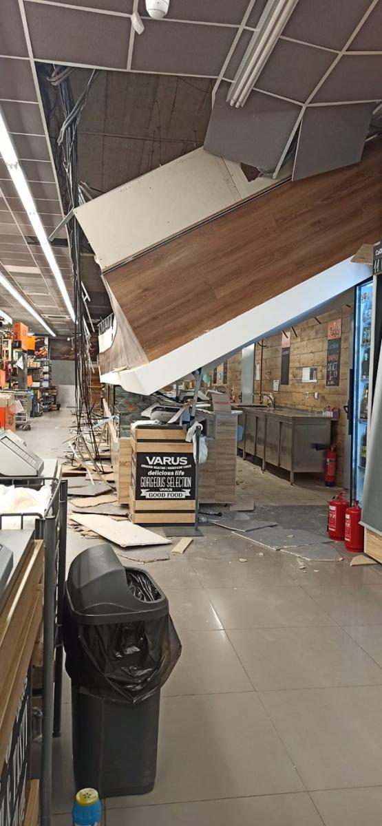 В Кривом Роге обвалился подвесной потолок в супермаркете В Кривом Роге обвалился подвесной потолок в супермаркете