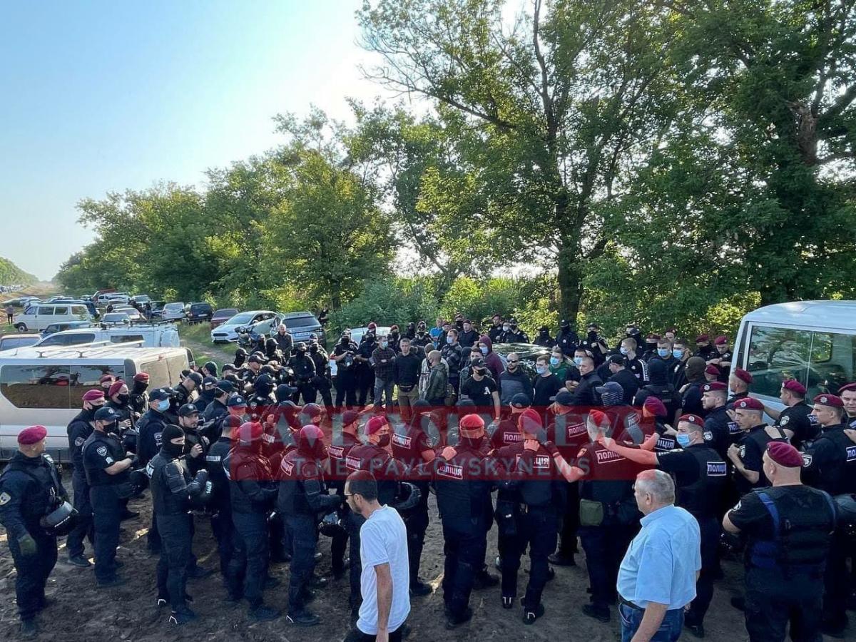 На Черкащині біля місця відкриття Зеленським артоб'єкту до Дня Незалежності сталися сутички На Черкащині біля місця відкриття Зеленським артоб'єкту до Дня Незалежності сталися сутички