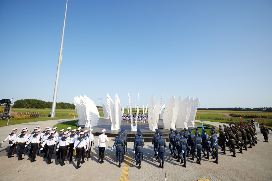 В географическом центре страны при участии Зеленского забилось 'сердце Украины' В географическом центре страны при участии Зеленского забилось 'сердце Украины'