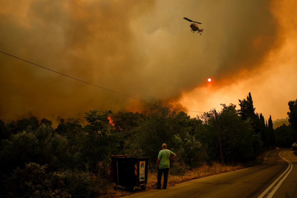 Спасатели не могут потушить огонь: Турцию и Грецию охватили новые лесные пожары
