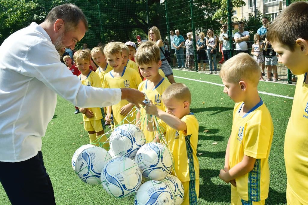 Футбольне поле на Троєщині в Києві Футбольне поле на Троєщині в Києві