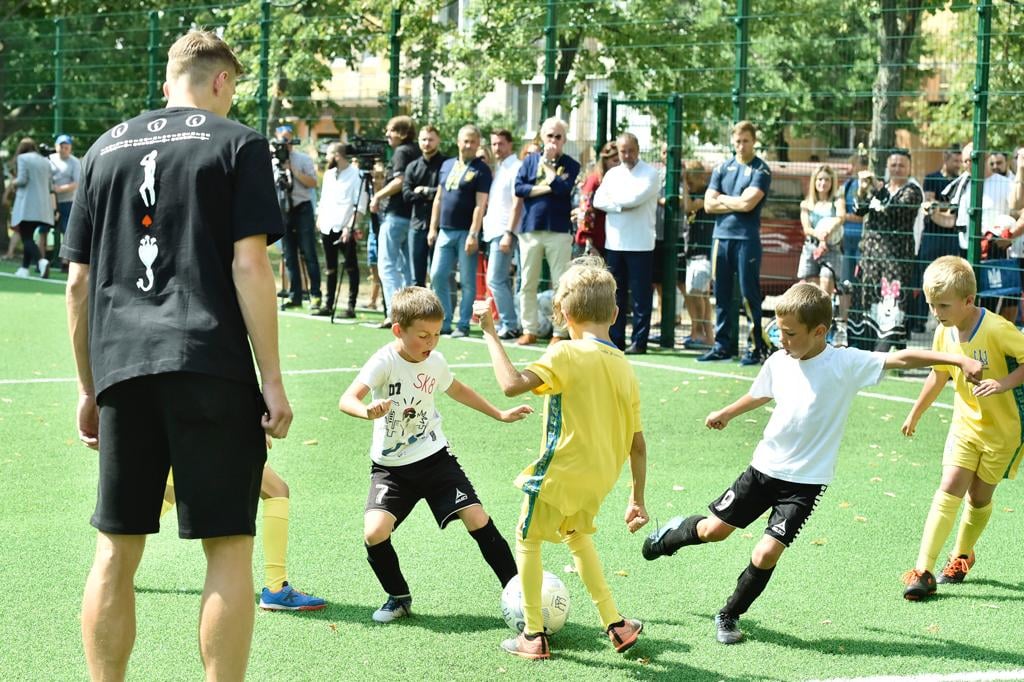 Футбольне поле на Троєщині в Києві Футбольне поле на Троєщині в Києві
