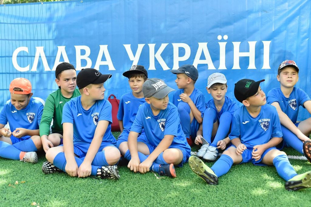 Футбольне поле на Троєщині в Києві Футбольне поле на Троєщині в Києві