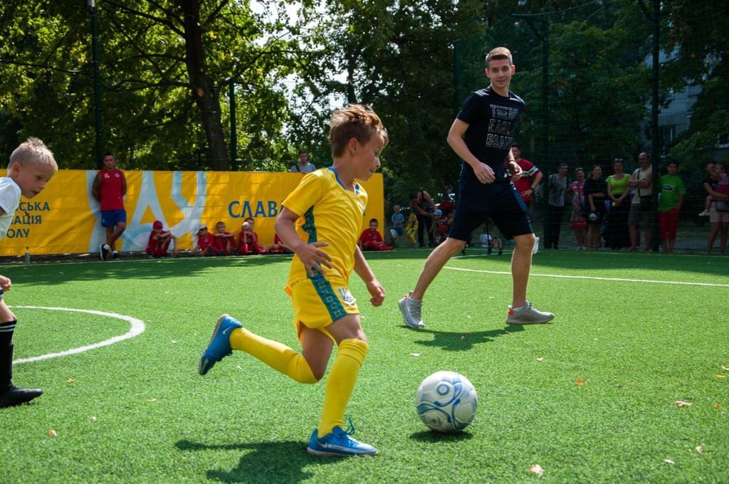 Футбольне поле на Троєщині в Києві Футбольне поле на Троєщині в Києві