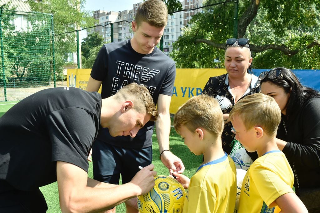 Футбольне поле на Троєщині в Києві Футбольне поле на Троєщині в Києві