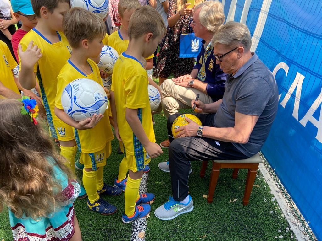 Футбольне поле на Троєщині в Києві Футбольне поле на Троєщині в Києві