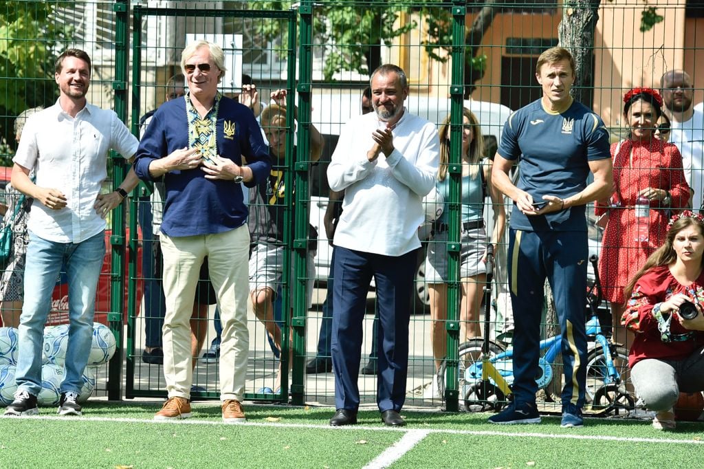 Футбольне поле на Троєщині в Києві Футбольне поле на Троєщині в Києві