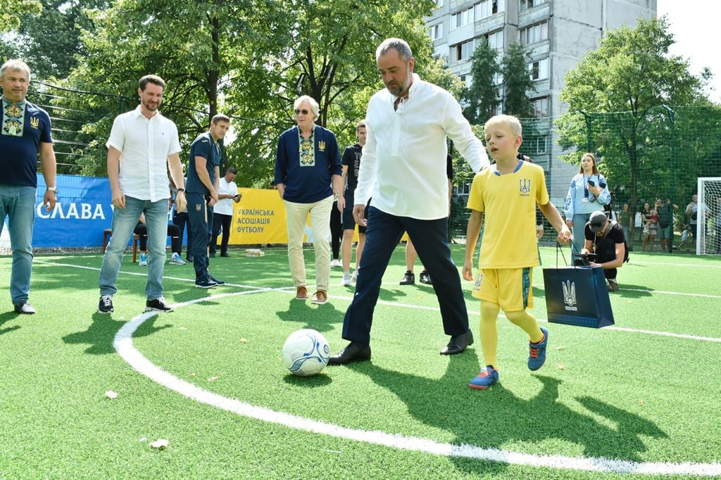 Футбольне поле на Троєщині в Києві Футбольне поле на Троєщині в Києві