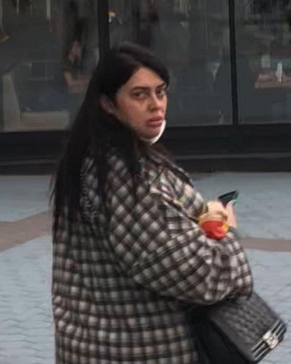 'Не можна дивитися на мене': у київському ТЦ агресивна жінка розсікла дівчині голову 'Не можна дивитися на мене': у київському ТЦ агресивна жінка розсікла дівчині голову