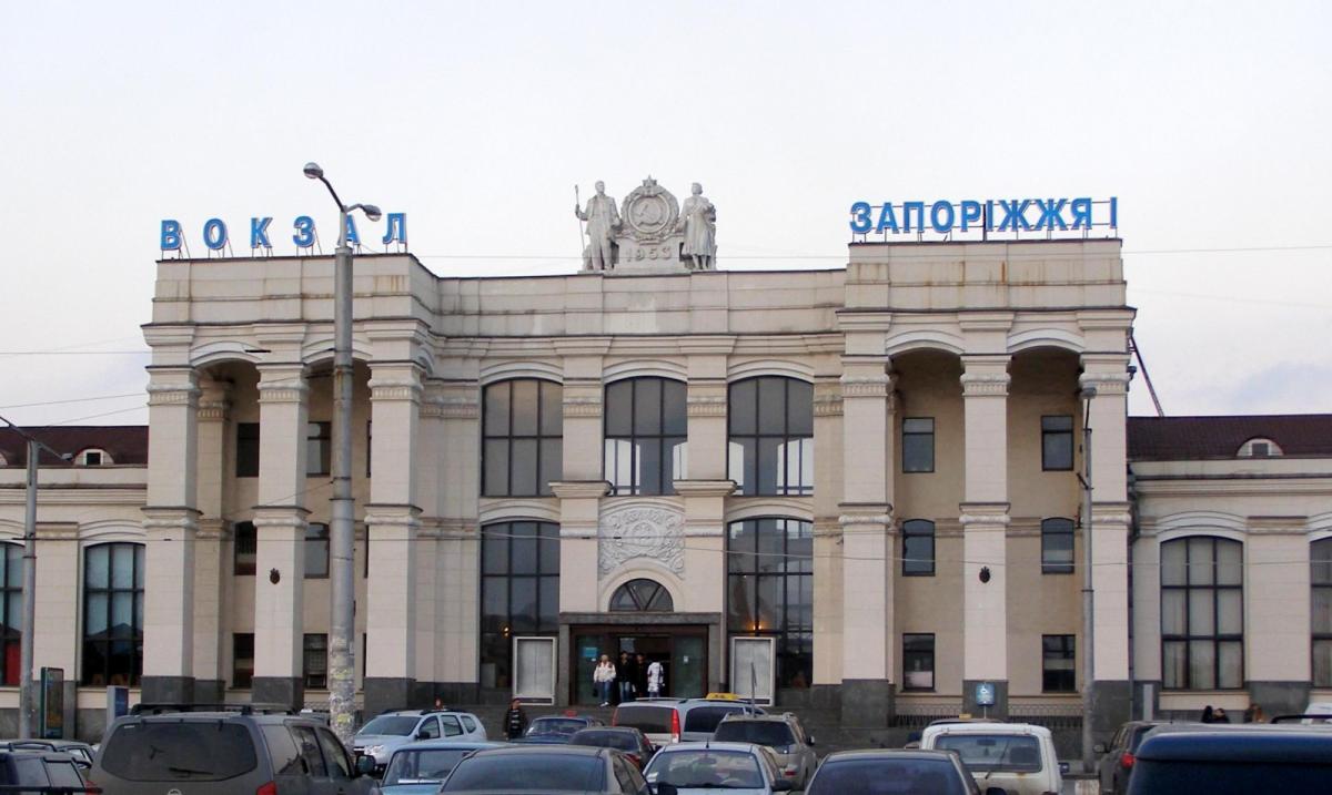 Выгнала детей: Укрзализныця оскандалилась из-за работницы вокзала в Запорожье